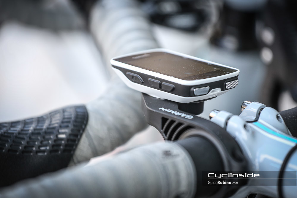 Campagnolo ha iniziato a lavorare con Garmin per ottimizzare l'integrazione dei sistemi. La comunicazione dell'interfaccia V3 avviene via bluetooth con lo smartphone e via Ant+ con il ciclocomputer GPS.