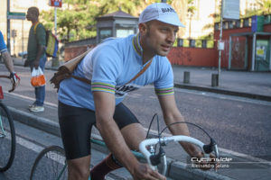 Luca Simeone durante la pedalata vintage. È uno degli organizzatori del NBF.