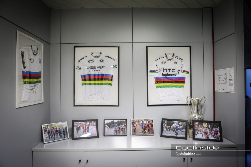 L'esposizione di maglie e di campioni del mondo Specialized. Da sinistra: Cavendish, Kwiatkowski, Cipollini, Bettini, Sagan e la Armitstead.