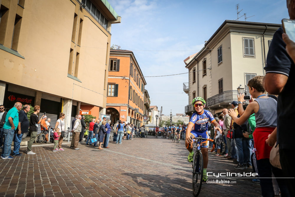 I corridori, prima del via a Saronno, sono stati preceduti da tanti bambini in bicicletta.